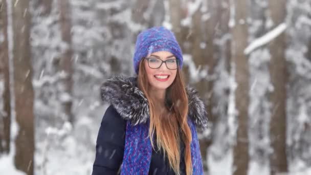 Μια Χιονοθύελλα Τον Δεκέμβριο Ευτυχισμένος Κορίτσι Στο Χιόνι — Αρχείο Βίντεο