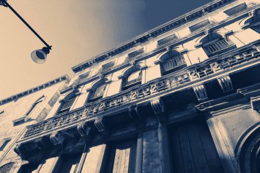 Venedik, İtalya - 14 Ağustos 2017: Venedik 'te bir apartmanın klasik yapısı.