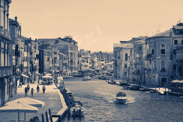 Venise, Italie - 14 août 2017 : Beaux bâtiments classiques sur le canal Venise. — Photo