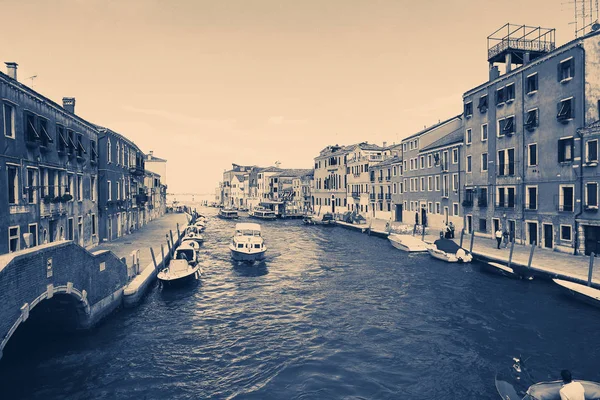 Venise, Italie - 14 août 2017 : Beaux bâtiments classiques sur le canal Venise. — Photo