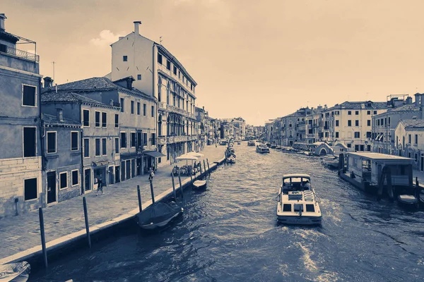 Wenecja, Włochy - 14 sierpnia 2017: Piękne klasyczne budynki nad kanałem Wenecja. — Zdjęcie stockowe