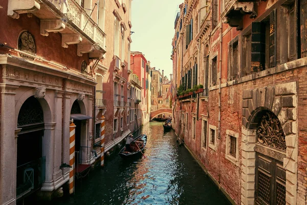 Wenecja, Włochy - 14 sierpnia 2017: Kanał Wenecki z łodziami i klasycznymi budynkami. — Zdjęcie stockowe
