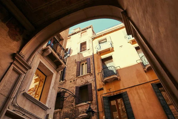 Venise, Italie - 14 août 2017 : la structure classique d'un immeuble d'appartements à Venise. — Photo