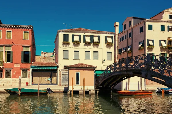 Venise, Italie - 14 août 2017 : Canal de Venise avec bateaux et bâtiments classiques. — Photo