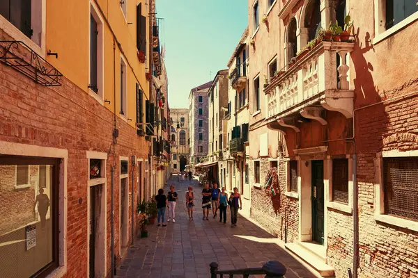 Venecia, Italia - 14 de agosto de 2017: Las estrechas y acogedoras calles de Venecia . — Foto de Stock