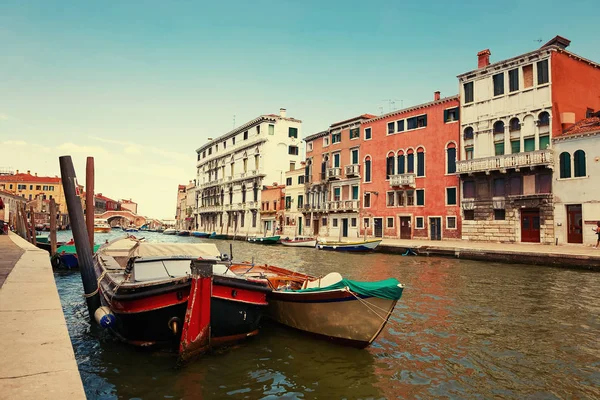 Venise, Italie - 14 août 2017 : Canaux d'eau de Venise . — Photo