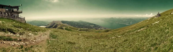 Monte Baldo. Itália. Caminhando caminhadas de um dia por caminhos pedregosos estreitos. — Fotografia de Stock