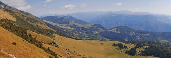 Monte Baldo. Itálie. Chodit jednodenní túry úzkými kamennými stezkami. — Stock fotografie