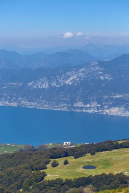 Lago di Garda Gölü'nden dağ Monte Baldo İtalya. Güzel yaz manzara. Avrupa'da seyahat.