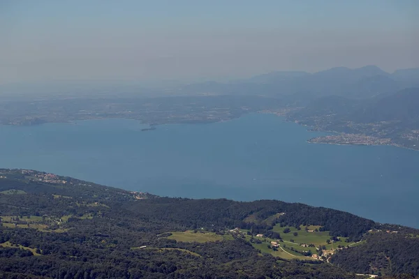 Lago di garda see von mountain monte baldo in italien. schöne Sommerlandschaft. Reisen in Europa. — Stockfoto