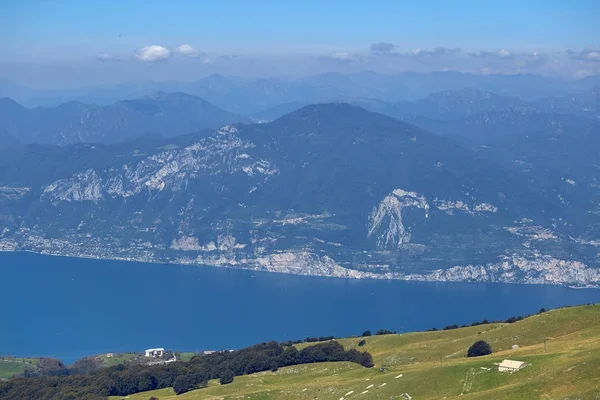 Lago di Garda sjön från berget Monte Baldo i Italien. Vackra sommarlandskap. Resa i Europa. — Stockfoto