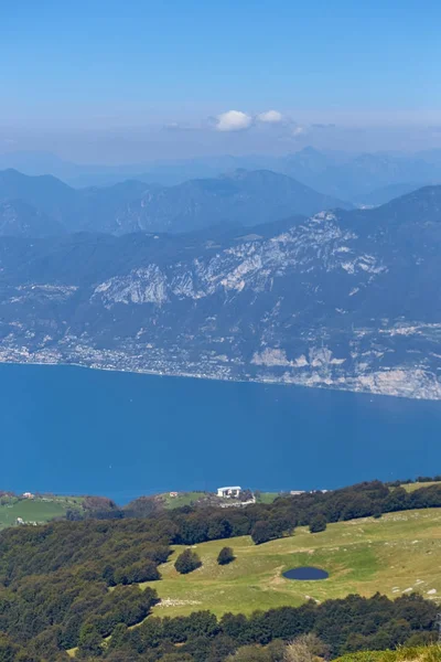 Lago di Garda-sjøen fra fjellet Monte Baldo i Italia. Vakkert sommerlandskap. Reiser i Europa . – stockfoto