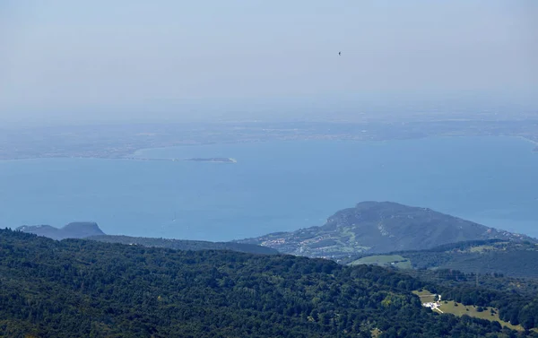 Lago di Garda lago da montanha Monte Baldo, na Itália. Linda paisagem de verão. Viajar na Europa . — Fotografia de Stock