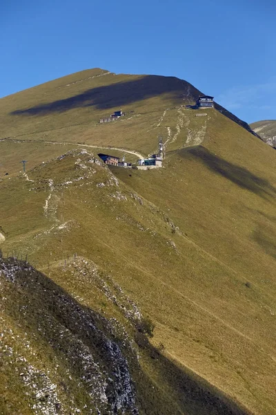 Monte Baldo. Itálie. Chodit jednodenní túry úzkými kamennými stezkami. — Stock fotografie