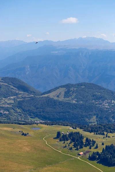 Monte Baldo. Itálie. Nádherný výhled z hory do podhůří. — Stock fotografie