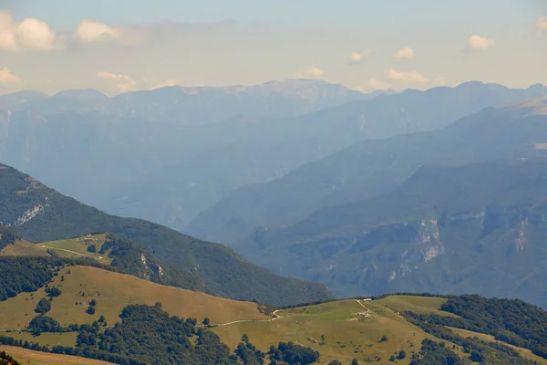 Monte Baldo. Itálie. Nádherný výhled z hory do podhůří. — Stock fotografie