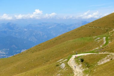 Monte Baldo. İtalya. Güzel dağ eteklerinde için görünümü.