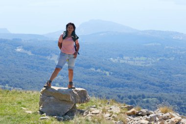 Mount Baldo, İtalya - 15 Ağustos 2017: Mutlu anne oğluyla turist dağda yürüyüş.