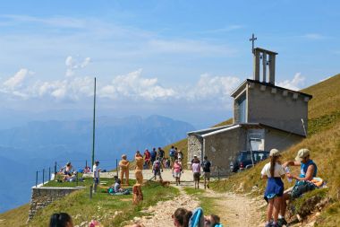 Garda Gölü. Monte Baldo. İtalya. -15 Ağustos 2017: bir dağın tepesinde bir kilise.