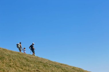 Mount Baldo, İtalya - 15 Ağustos 2017: dağ turizm yürüme. insanlar dağa tırmanmak.
