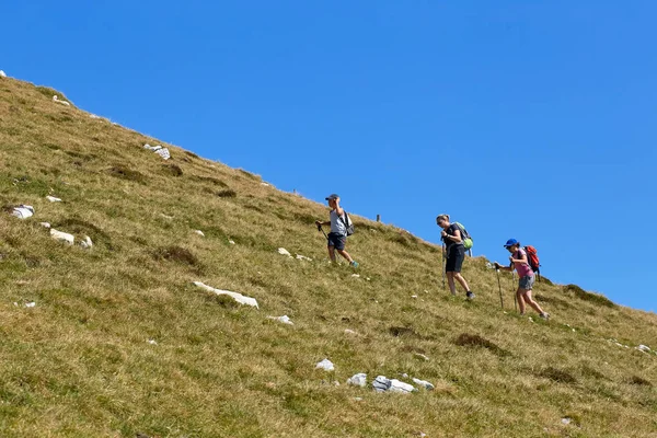 Όρος Baldo, Ιταλία - 15 Αυγούστου 2017: περπάτημα ορεινό τουρισμό. άνθρωποι ανεβαίνουν στο βουνό. — Φωτογραφία Αρχείου