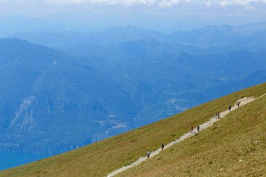 Mount Baldo, İtalya - 15 Ağustos 2017: dağ turizm yürüme. insanlar dağa tırmanmak.