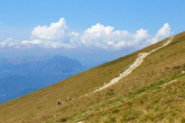 Monte Baldo. İtalya. Bir mavi sis Dağları doruklarına.