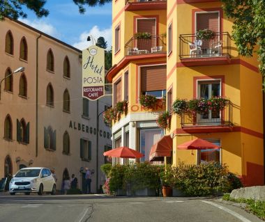 Spiazzi, İtalya - 15 Ağustos 2017: Cafe, Restoran, postane bir dağ sokak köşesinde.