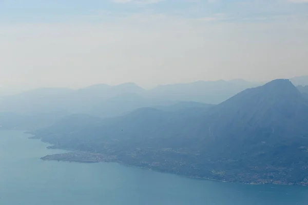 Monte Baldo. Itália. Picos de montanhas em uma névoa azul . — Fotografia de Stock