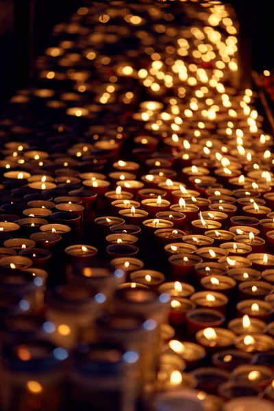 Много горящих свечей в католической церкви . — стоковое фото