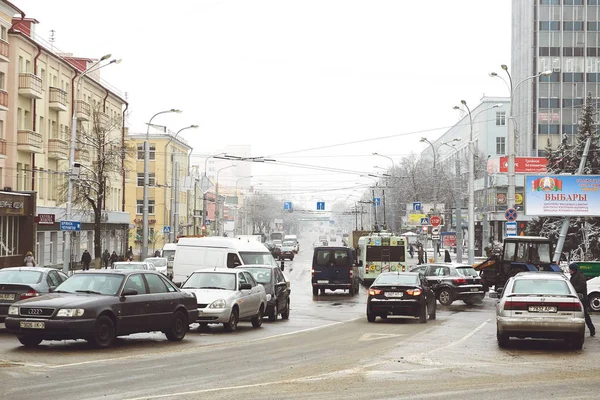 GOMEL, BELARUS - January 19, 2018: Traffic traffic on the avenue of Lenin in winter. — Stock Photo, Image
