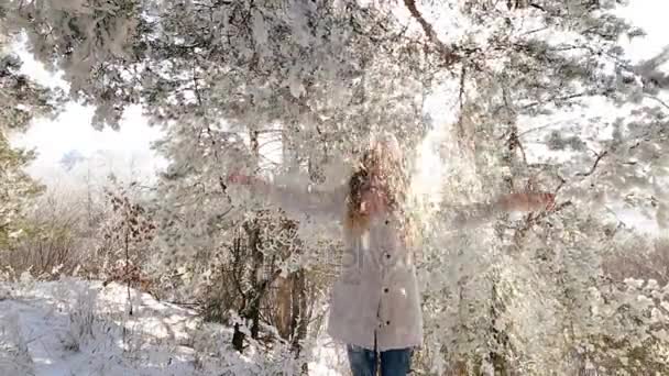 Красивая Девушка Розовой Шляпе Варежки Зимнем Снежном Лесу — стоковое видео