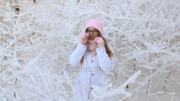 Hermosa Chica Sombrero Rosa Manoplas Bosque Nevado Invierno — Vídeo de stock