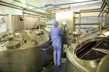 Kalinkoviçi, Beyaz Rusya - 22 Eylül 2011: Peynir üretimi birleştirin. Mekanizmaları, donatım ve makineler.