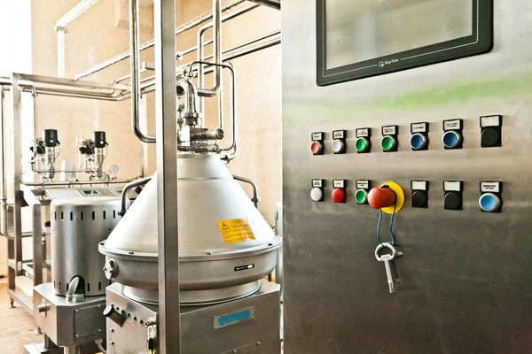 MOZYR, BELARUS - 22 settembre 2011: Combinare per la lavorazione del latte. Macchine, meccanismi e attrezzature . — Foto Stock