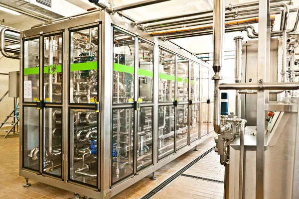 MOZYR, BELARUS - 22 de septiembre de 2011: Combine para procesar la leche. Máquinas, mecanismos y equipos . — Foto de Stock