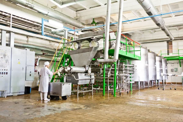 KALINKOVICHI, BELARUS - 22 settembre 2011: Combinare per la lavorazione del latte. Macchine, meccanismi e attrezzature . — Foto Stock