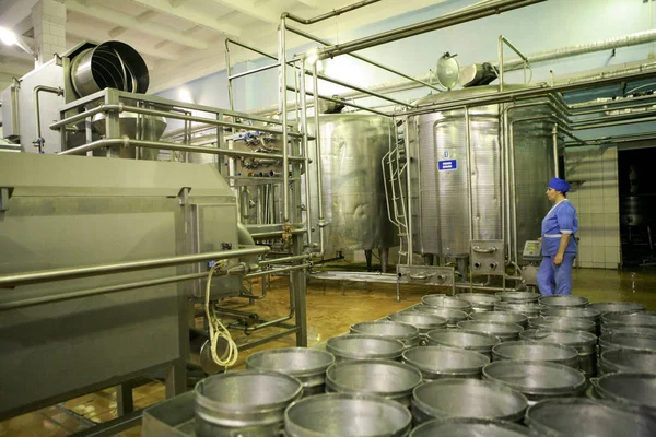 KALINKOVICHI, BELARUS - 22 de septiembre de 2011: Combinar para la producción de queso. Máquinas, mecanismos y equipos . — Foto de Stock