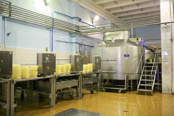 KALINKOVICHI, BELARUS - 22 settembre 2011: Combinare per la produzione di formaggio. Macchine, meccanismi e attrezzature . — Foto Stock