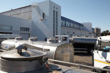 Gomel, Belarus - 22 Eylül 2011: süt işleme için birleştirin. Mekanizmaları, donatım ve makineler.