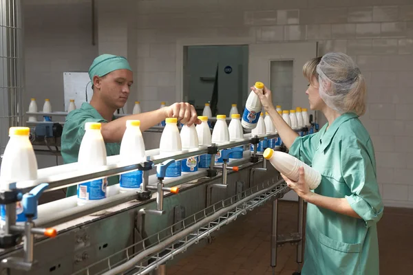 GOMEL, BELARUS - 22 settembre 2011: Combinare per la lavorazione del latte. Macchine, meccanismi e attrezzature . — Foto Stock