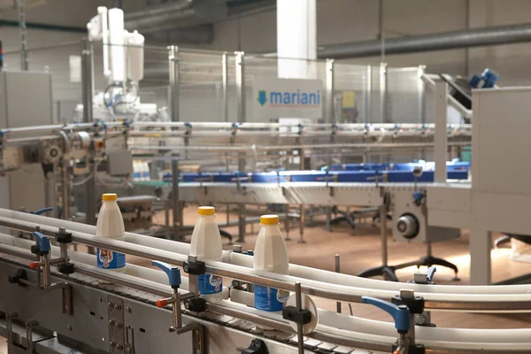 GOMEL, BELARUS - 22 settembre 2011: Combinare per la lavorazione del latte. Macchine, meccanismi e attrezzature . — Foto Stock
