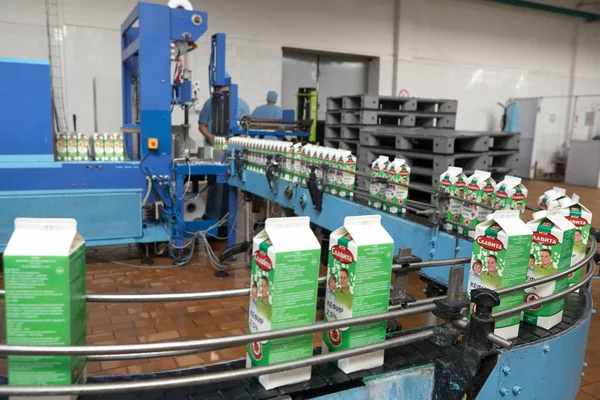 GOMEL, BELARUS - 22 de septiembre de 2011: Combine para procesar la leche. Máquinas, mecanismos y equipos . — Foto de Stock