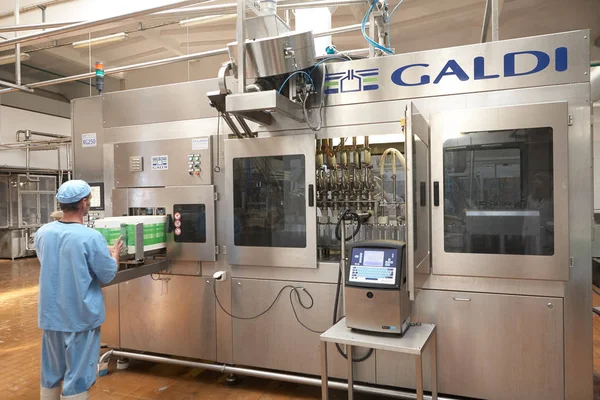 GOMEL, BELARUS - 22 de septiembre de 2011: Combine para procesar la leche. Máquinas, mecanismos y equipos . — Foto de Stock