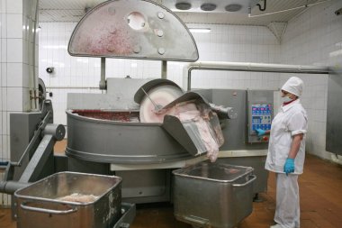 Mozyr, Belarus - 22 Eylül 2011: et işleme tesisi. Domuz ve sığır eti işleme. Mekanizmaları, donatım ve makineler.