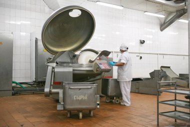 Mozyr, Belarus - 22 Eylül 2011: et işleme tesisi. Domuz ve sığır eti işleme. Mekanizmaları, donatım ve makineler.