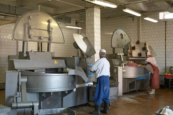 GOMEL, BELARUS - 22 de septiembre de 2011: La planta procesadora de carne. Procesamiento de carne de cerdo y ternera. Máquinas, mecanismos y equipos . — Foto de Stock