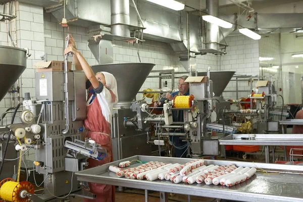 GOMEL, BELARUS - 22 settembre 2011: L'impianto di lavorazione della carne. Lavorazione di carni suine e bovine. Macchine, meccanismi e attrezzature . — Foto Stock