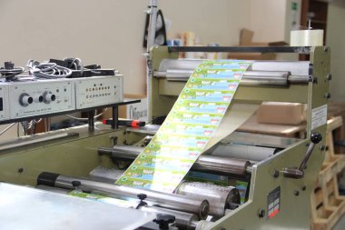 Rechitsa, Belarus - 12 Nisan 2013: Basım makine ticaret çıkartmaları imalatı için.