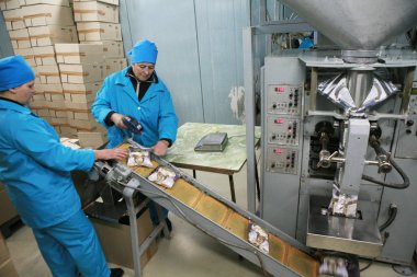 Mozyr, Belarus - 22 Eylül 2011: et işleme tesisi. Domuz ve sığır eti işleme. Mekanizmaları, donatım ve makineler.